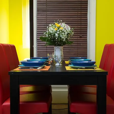 Vibrant 3 Bedroom In The Pulsing Heart Of דירה *
