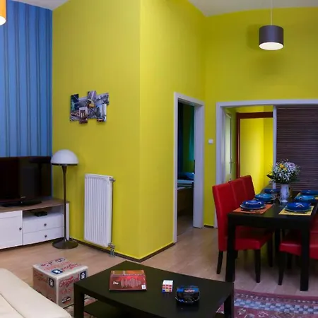 Vibrant 3 Bedroom In The Pulsing Heart Of Apartment *
